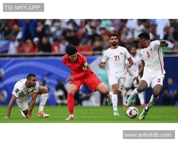 中国足球队迎战日本队备战亚洲杯 新阵容亮相全力争胜