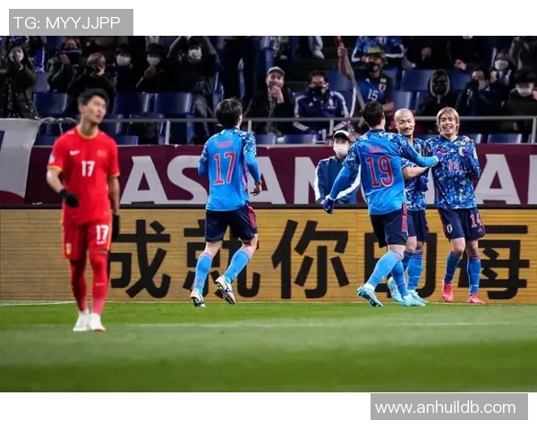 以锋为中心打破传统框架探寻未来足球战术革新的新视角